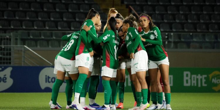 Palmeiras supera Botafogo e avança rumo à liderança do Brasileirão Feminino.