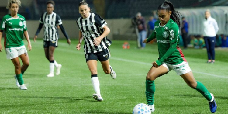 Palmeiras goleia Atlético-MG e conquista a vice-liderança do Brasileirão feminino.