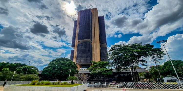 Bancos enviam R$ 5,7 bilhões de valores esquecidos ao programa Desenrola.