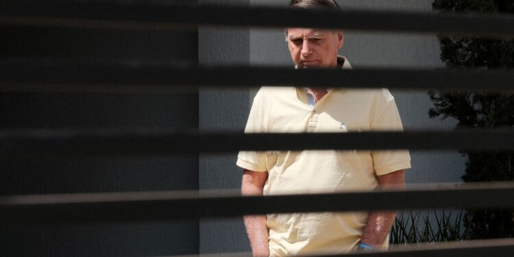 Bolsonaro pede revisão criminal ao STF para anular condenação.