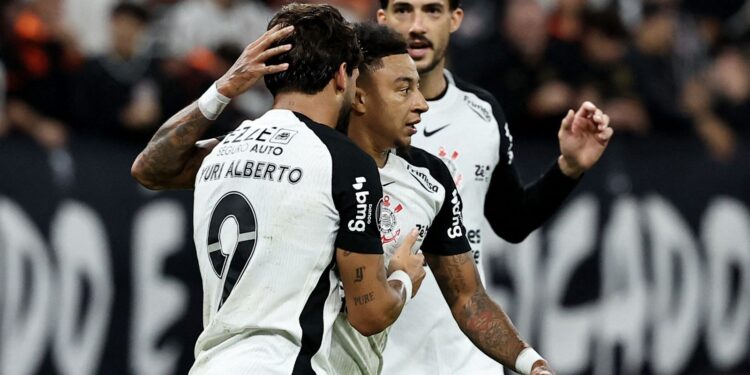 Corinthians elimina Peñarol e mantém invencibilidade na Libertadores.