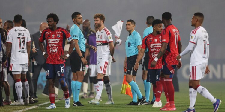 Flamengo tem partida da Libertadores cancelada após atos de vandalismo no estádio.