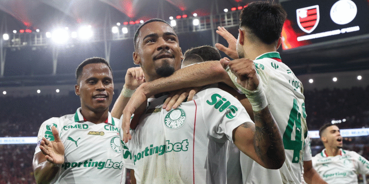 Palmeiras vence Flamengo e amplia vantagem na liderança do Brasileirão.