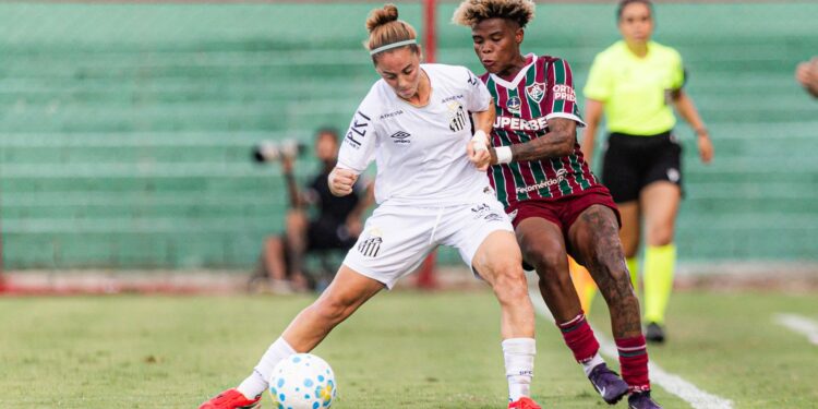 Santos vence Fluminense por 2 a 0 e abre vantagem no Brasileiro Feminino.
