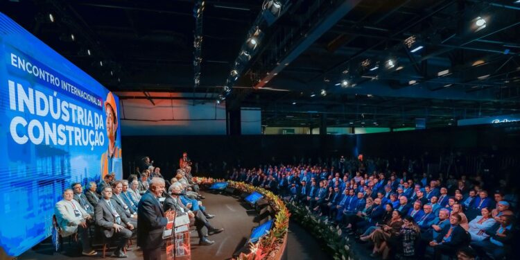 Lula promete apoio a setores para implementação da jornada 6×1 e redução da carga horária.