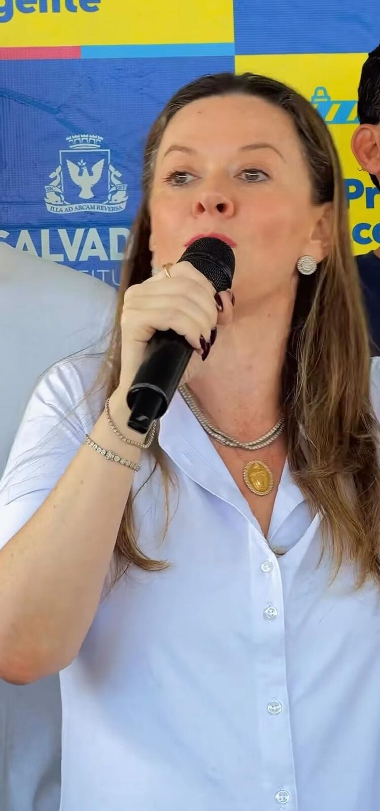A presidente da ACB, Isabela Suarez, acompanha prefeito Bruno Reis e autoridades na entrega da nova orla e assinatura de ordem de serviço do Mercado Municipal de Bom Jesus dos Passos