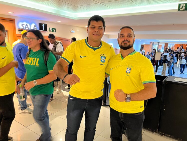 Diego Castro e Capitão Alden reforçam apoio a Flávio Bolsonaro durante estreia de documentário em Salvador