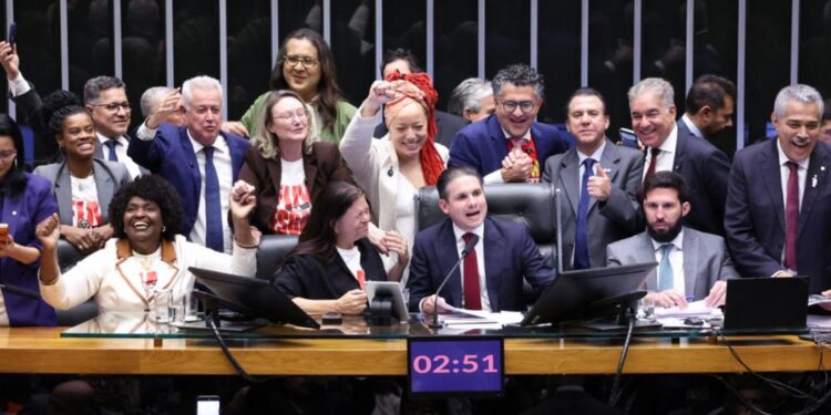 Câmara aprova, em dois turnos, PEC que encerra escala de trabalho 6×1.