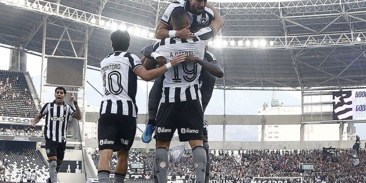 Botafogo supera o Corinthians e garante vitória no Brasileirão com três gols de Arthur Cabral