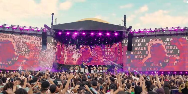 Milhares de fiéis se reúnem no centro do Rio para a Marcha para Jesus.