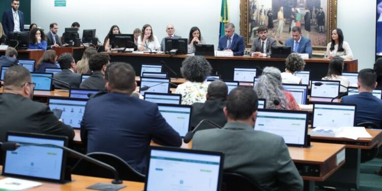 CCJ da Câmara adia votação da PEC da maioridade penal e agenda de redução de pena.