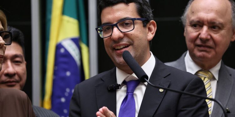 PF investiga deputado do RJ por supostas fraudes em contratos de R$ 200 milhões.