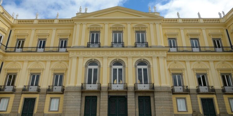 Museu restaura valiosos negativos de vidro desaparecidos em incêndio histórico.