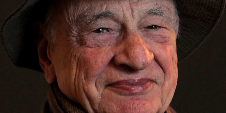Filósofo Edgar Morin morre aos 104 anos, deixando legado de pensamento complexo.