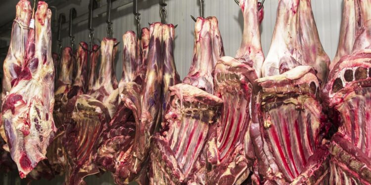 China suspende três frigoríficos brasileiros por irregularidades alimentares.