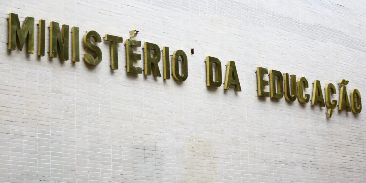 Formação a distância reduz desempenho de professores em 53,1% compared to presencial.