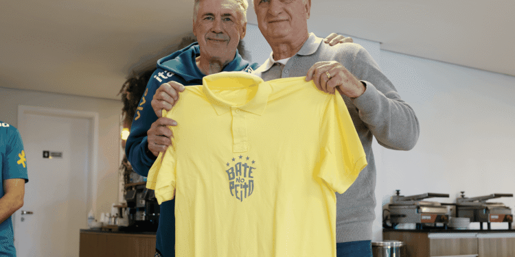 Felipão recebe homenagem na Granja Comary ao tornar‑se pentacampeão com a seleção】