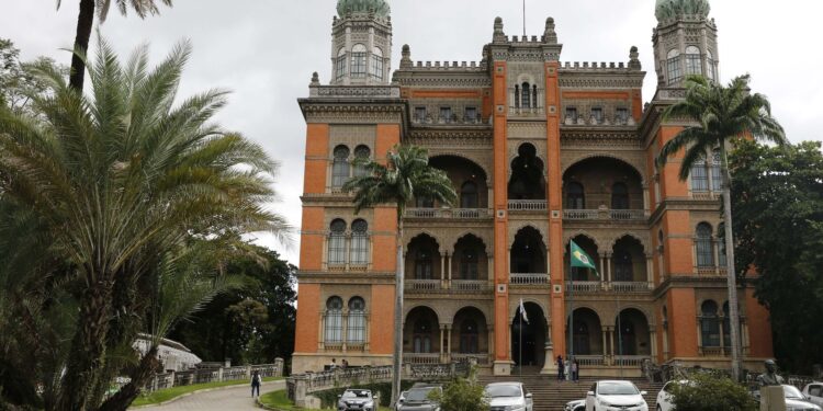 Justiça Federal determina remoção de perfis que propagam desinformação sobre a Fiocruz.
