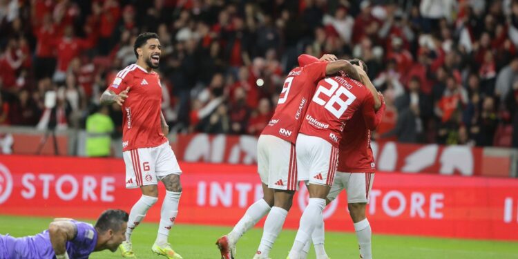 Inter vence Fluminense por 2 a 0 e se afasta da zona de rebaixamento.