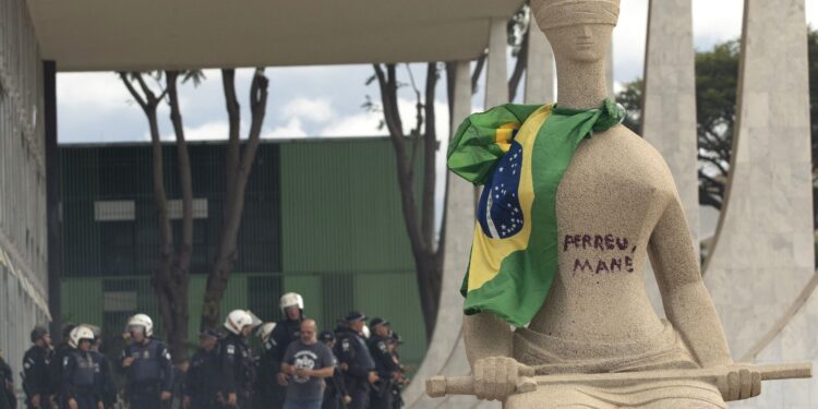 Moraes rejeita revisão de pena de Débora do Batom, condenada pelo 8/1.