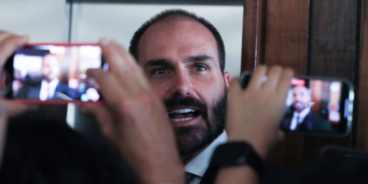 PGR solicita ao STF condenação de Eduardo Bolsonaro por crime de coação.