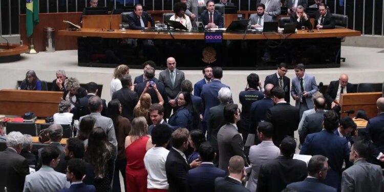 Câmara aprova em primeiro turno PEC que encerra escala 6×1.