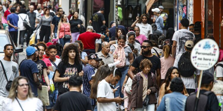 Brasil registra 85,9 mil novos empregos em abril, revela Caged.