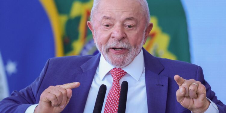 Lula repudia interferência dos EUA e exige respeito internacional.