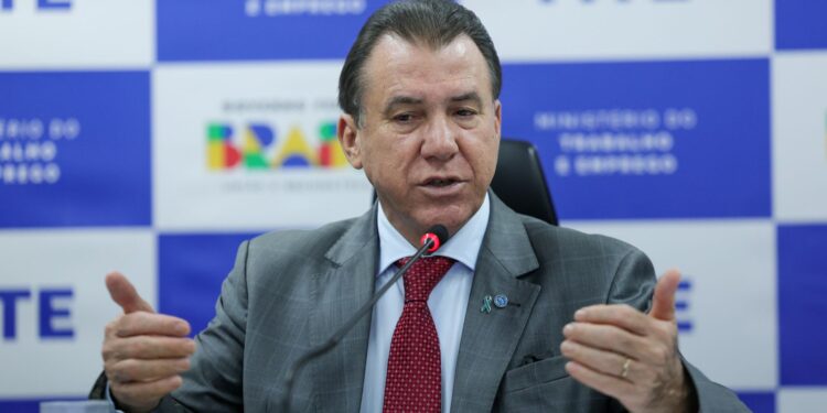 Brasil encerra 2025 com estoque de empregos em alta de 5%