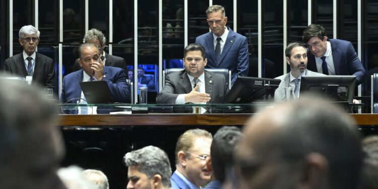 Alcolumbre sanciona lei que amplia benefícios de dosimetria para condenados pelo 8 de janeiro