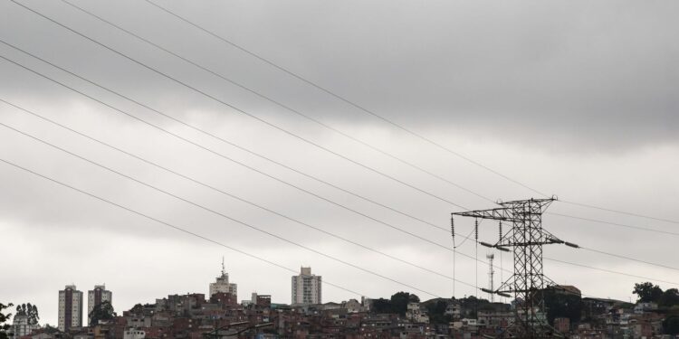 Defesa Civil alerta para temporais isolados e queda brusca de temperatura no SP.