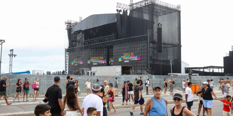 Policiais bilíngues apoiam turistas durante show de Shakira.