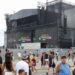 Policiais bilíngues apoiam turistas durante show de Shakira.