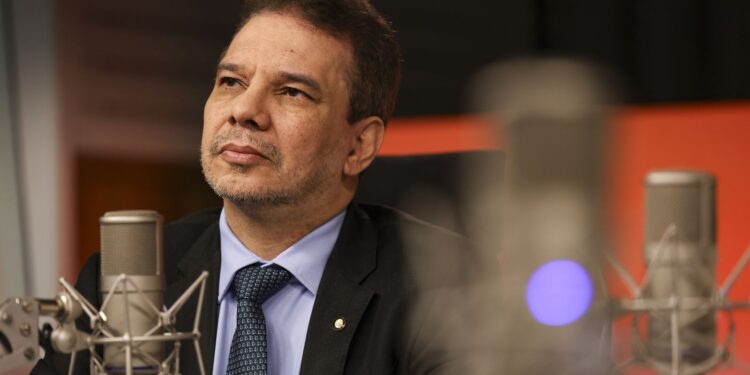 Ministro anuncia retirada de marca de escritório de crime de presídios.