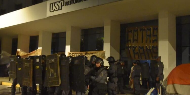 Vereadores provocam universitários em SP e ato termina em confronto.