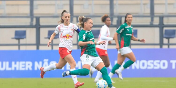 Palmeiras bate Bragantino e assume a liderança do Brasileiro Feminino.