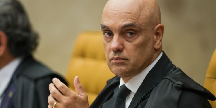 Fachin autoriza AGU a defender Moraes em processo nos EUA.