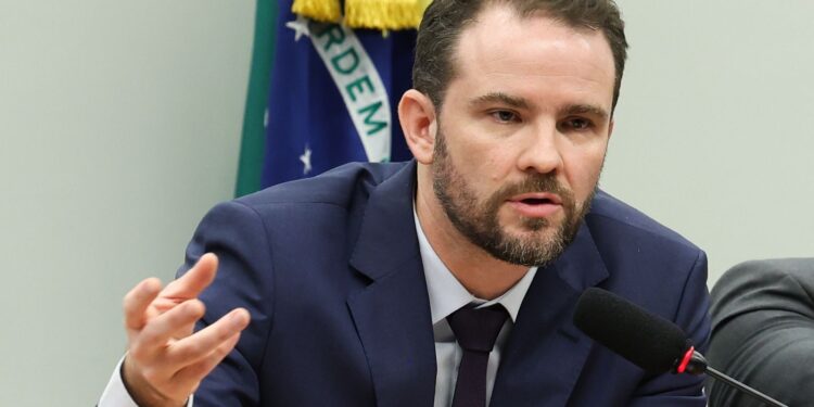Lula solicita à Durigan avaliação dos possíveis danos das sanções americanas.
