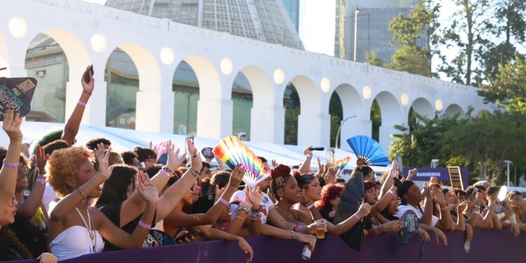 Parada LGBTQIA+ no Rio pressiona por maior presença de representantes no Legislativo.