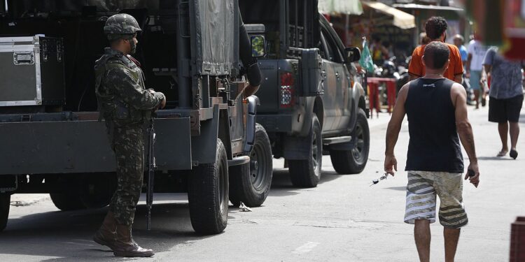 Polícia cumpre 56 mandados de prisão em operação na Maré, Rio.