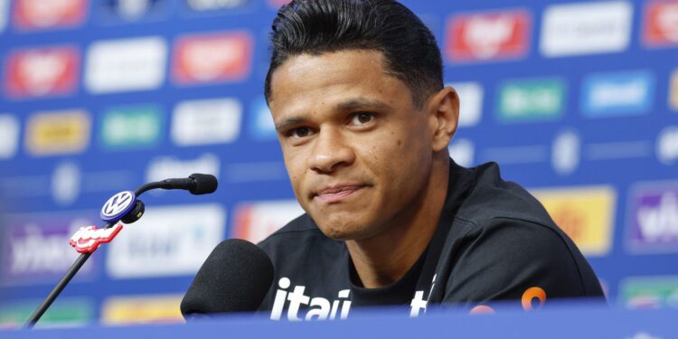 Ancelotti aposta: Douglas Santos destaca apoio tático a Vini Jr.