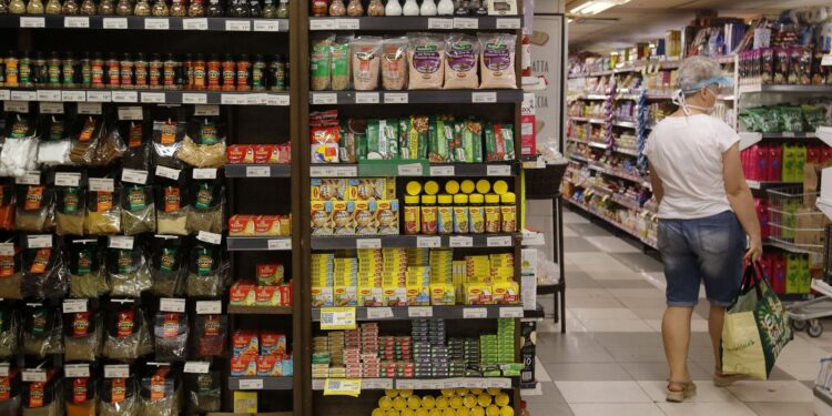 Fabricação de alimentos impulsiona recorde de empregos em 2024, aponta IBGE