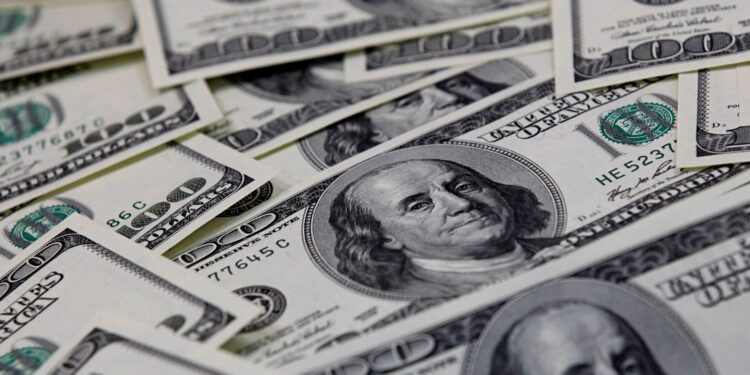 Bolsa recua 2,22% enquanto dólar supera R$ 5,06 novamente.