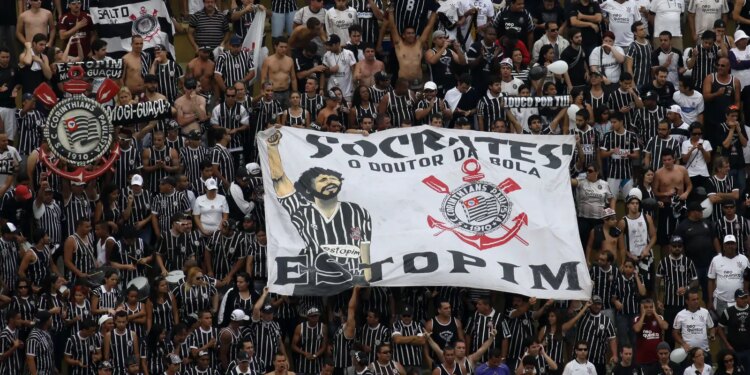 Sócrates, ídolo corintiano e da seleção, recebe homenagem na Assembleia Legislativa de São Paulo.
