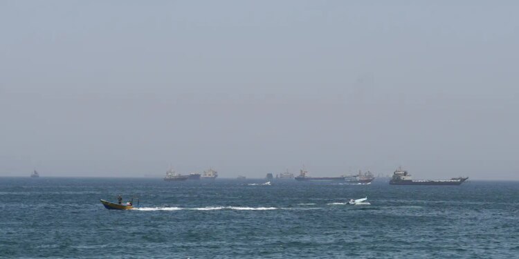 EUA intensificam ataques ao Irã enquanto forças iranianas bloqueiam o Estreito de Ormuz