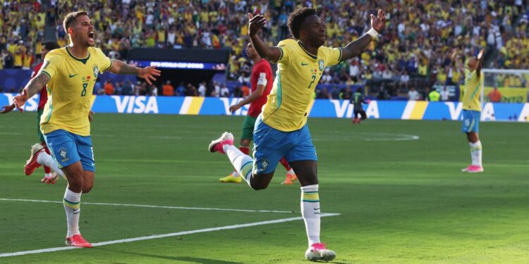 Raphinha, Vini Jr. e Douglas Santos brilham na estreia com números impressionantes