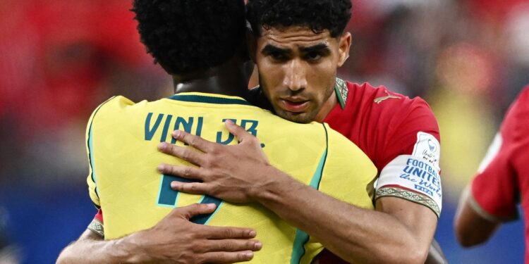 Vinícius Júnior reconhece desempenho fraco da seleção e alerta: “Precisamos melhorar”.
