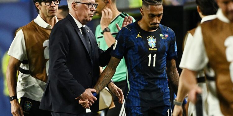 Raphinha tem lesão na coxa e prazo de volta permanece incerto.