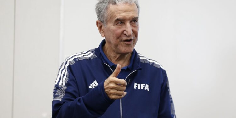 Técnico do Tetra, Carlos Alberto Parreira, é Internado no Rio.