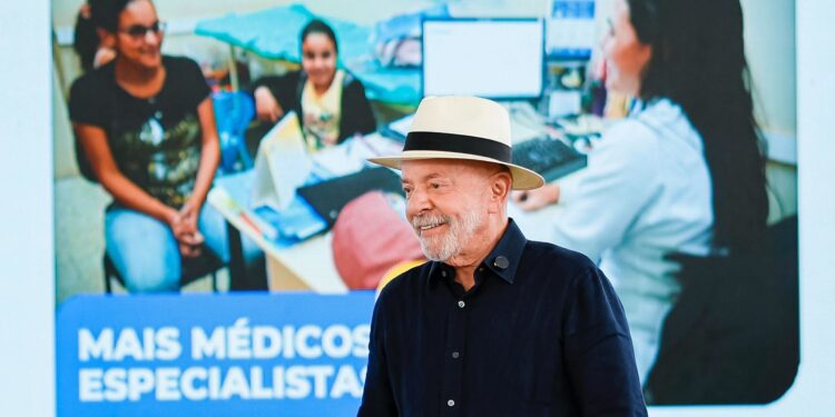 Lula acusa clã Bolsonaro de conspirar em ataque americano ao Pix e de pressionar taxação.